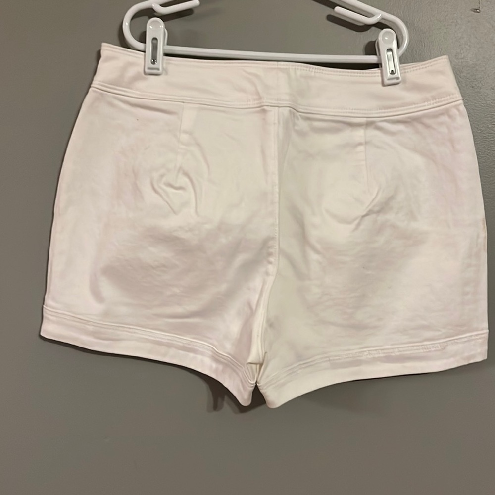 Express White Button Front Shorts Size 6 - image 4
